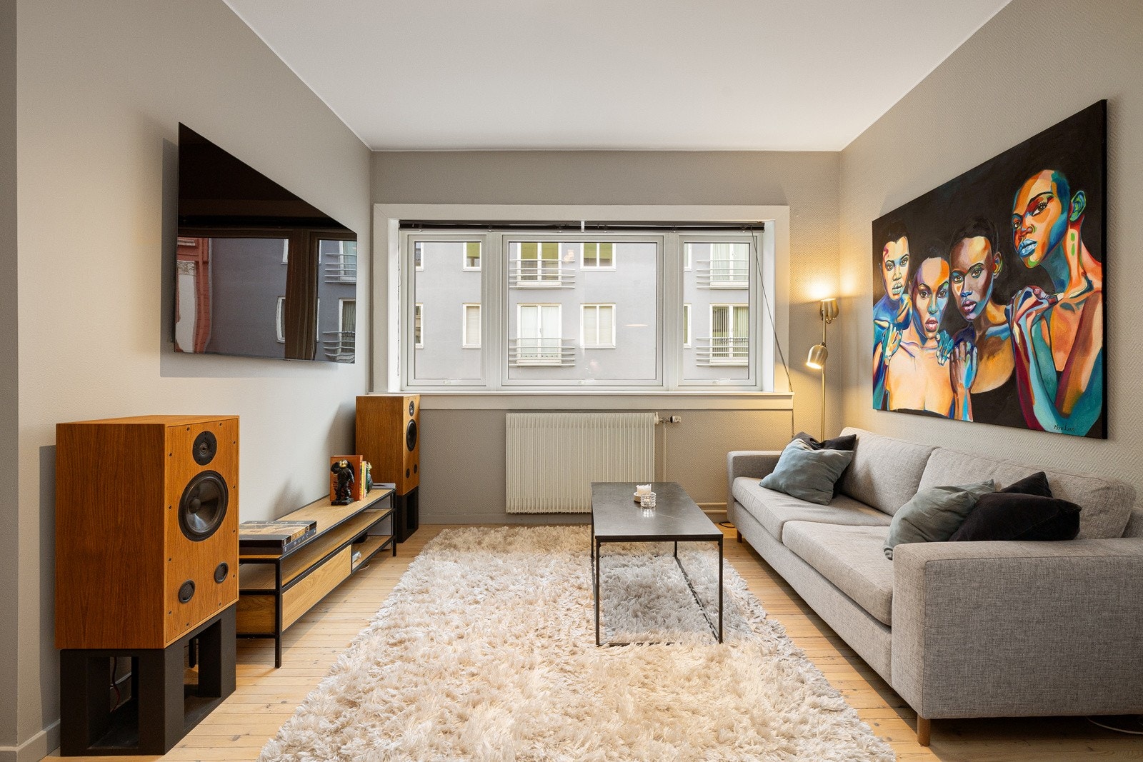 Her kommer du til en lys og fin 2-roms beliggende sentralt til på Øvre Grünerløkka. Galleribilde