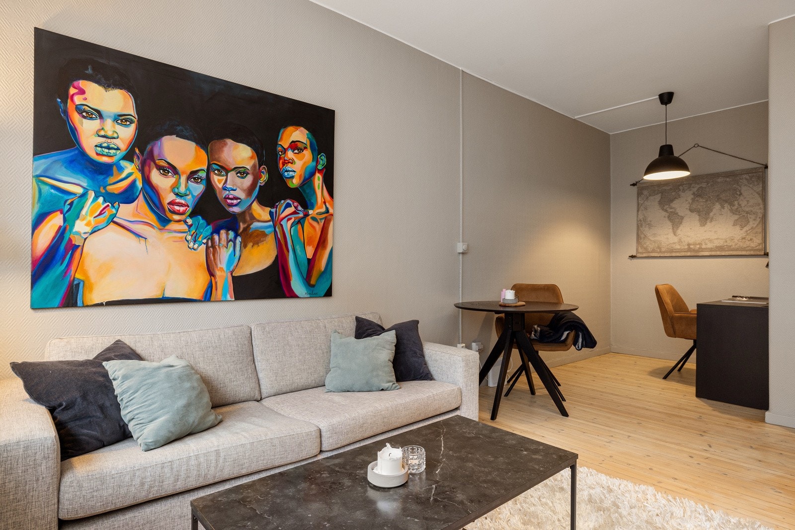 Leiligheten har en praktisk planløsning med store vindusflater fra 2013 som gir godt lysinnslipp, samt en generøs takhøyde som gir en god romfølelse. Galleribilde