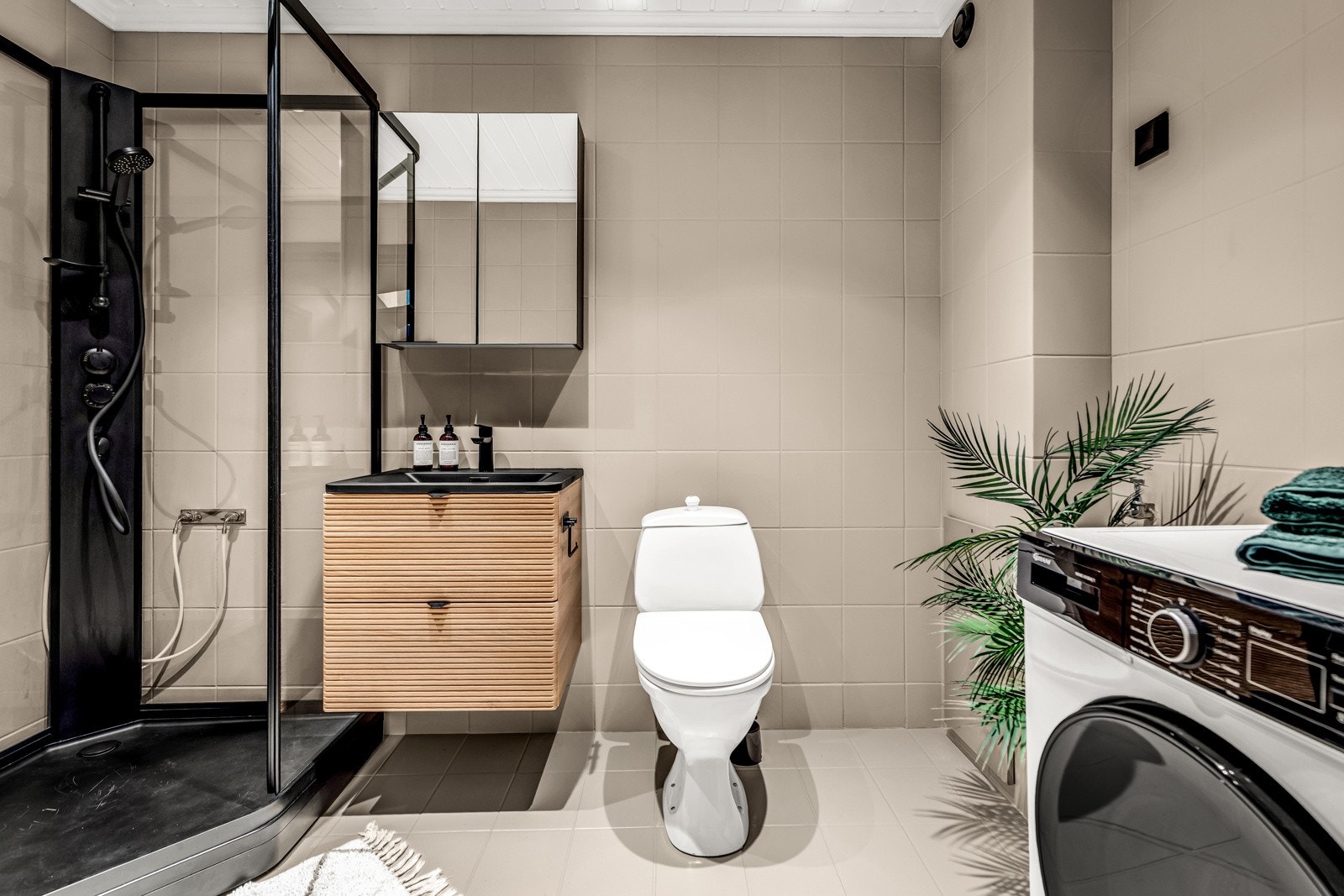 Innredning, dusjkabinett og wc er av nyere dato. Fliser på gulv og vegg er malt Galleribilde