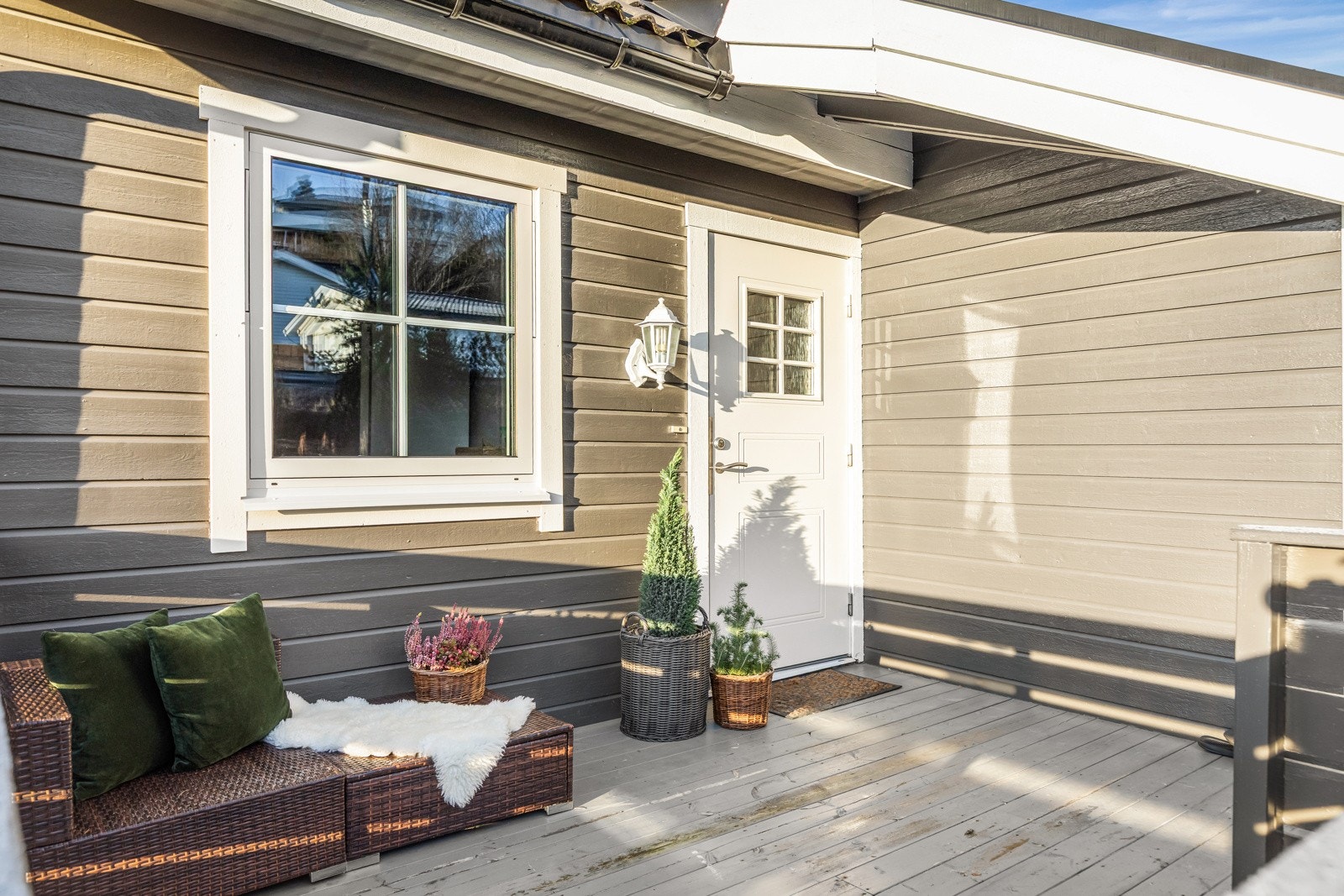 Uteplass og sportsbod ved inngangen Galleribilde