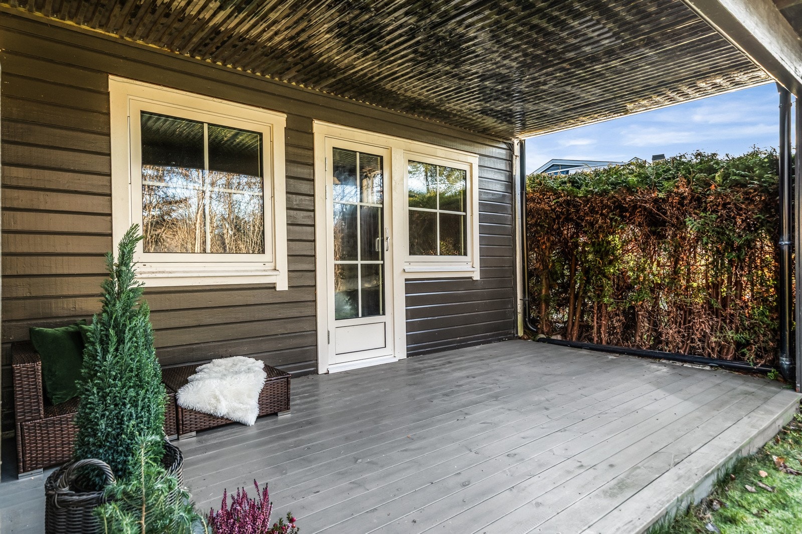 Uteplass med utgang fra det ene soverommet. Du kommer deg også hit ved å gå rundt huset, siden dette er endeboligen. Galleribilde