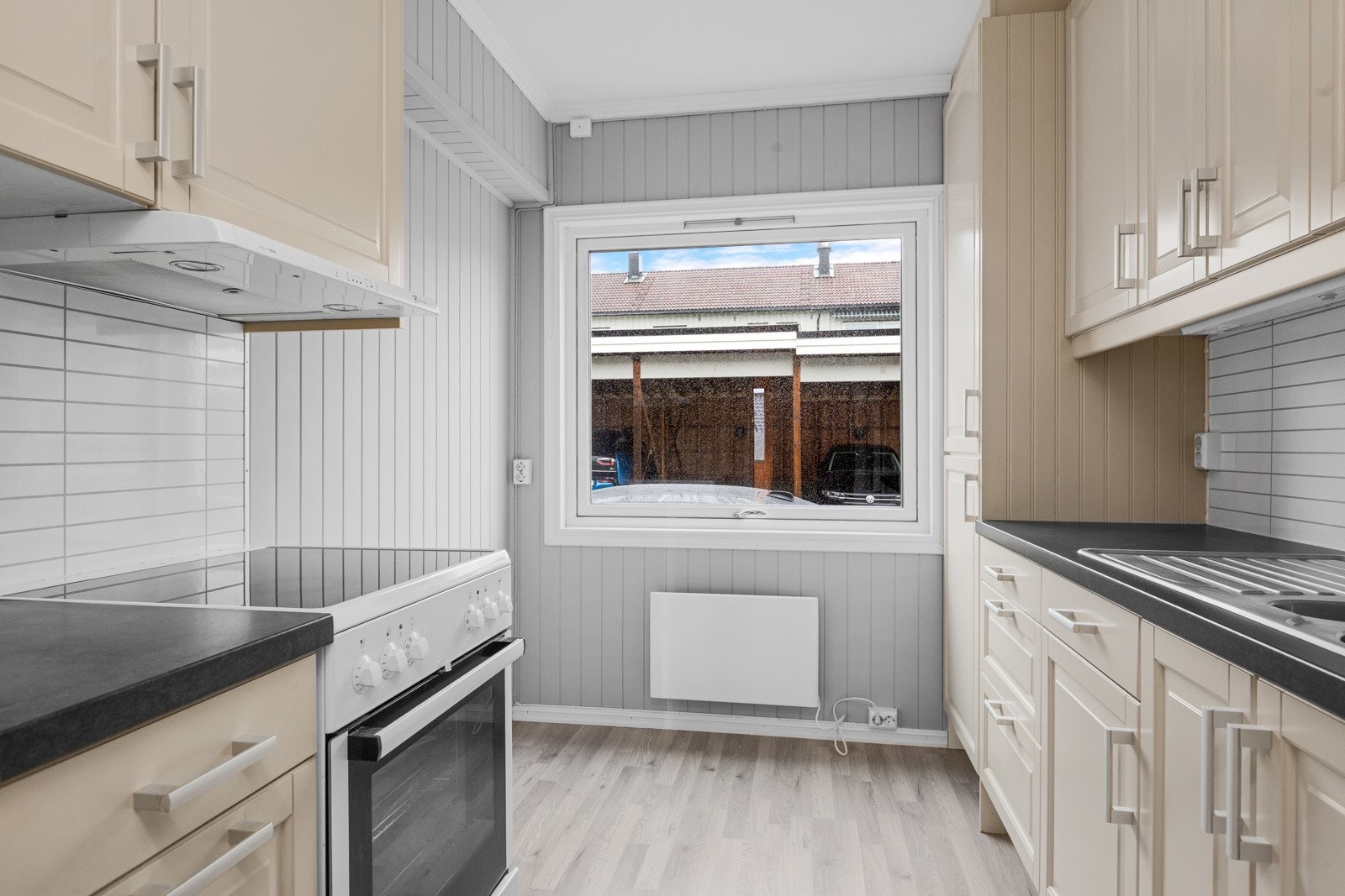 Vinduet gir godt med dagslys på kjøkkenet- plass til et lite frokostbord Galleribilde