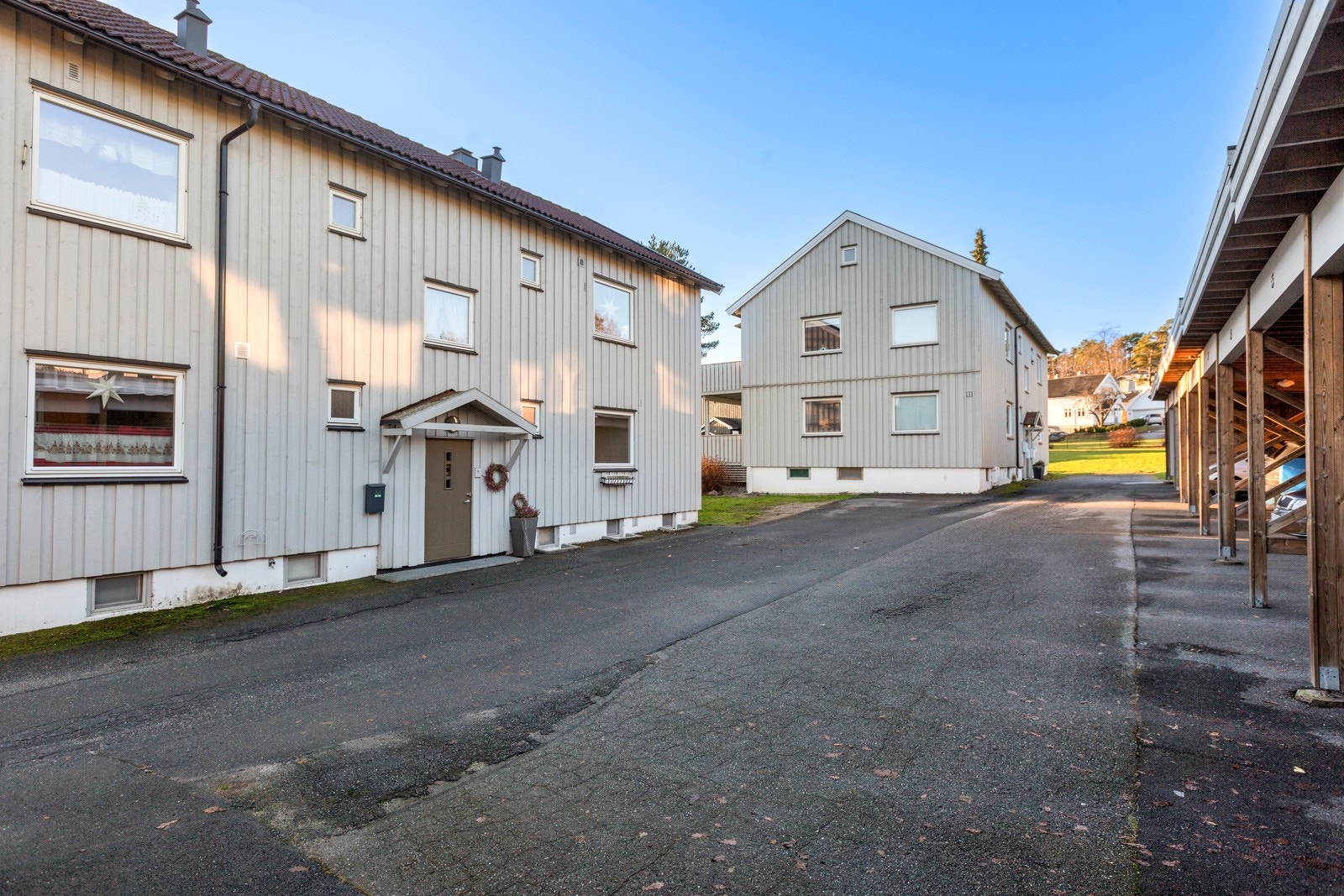 Det medfølger en plass i carport Galleribilde
