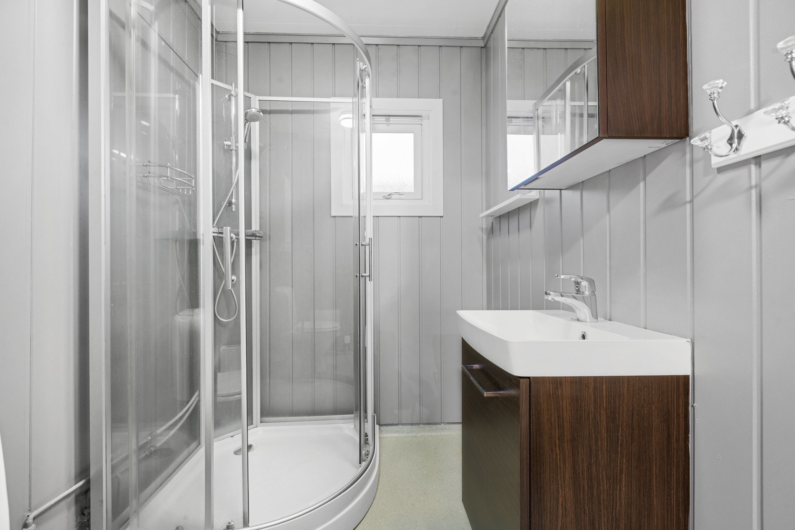 Badet har belegg på gulv og malte plater på vegg Galleribilde