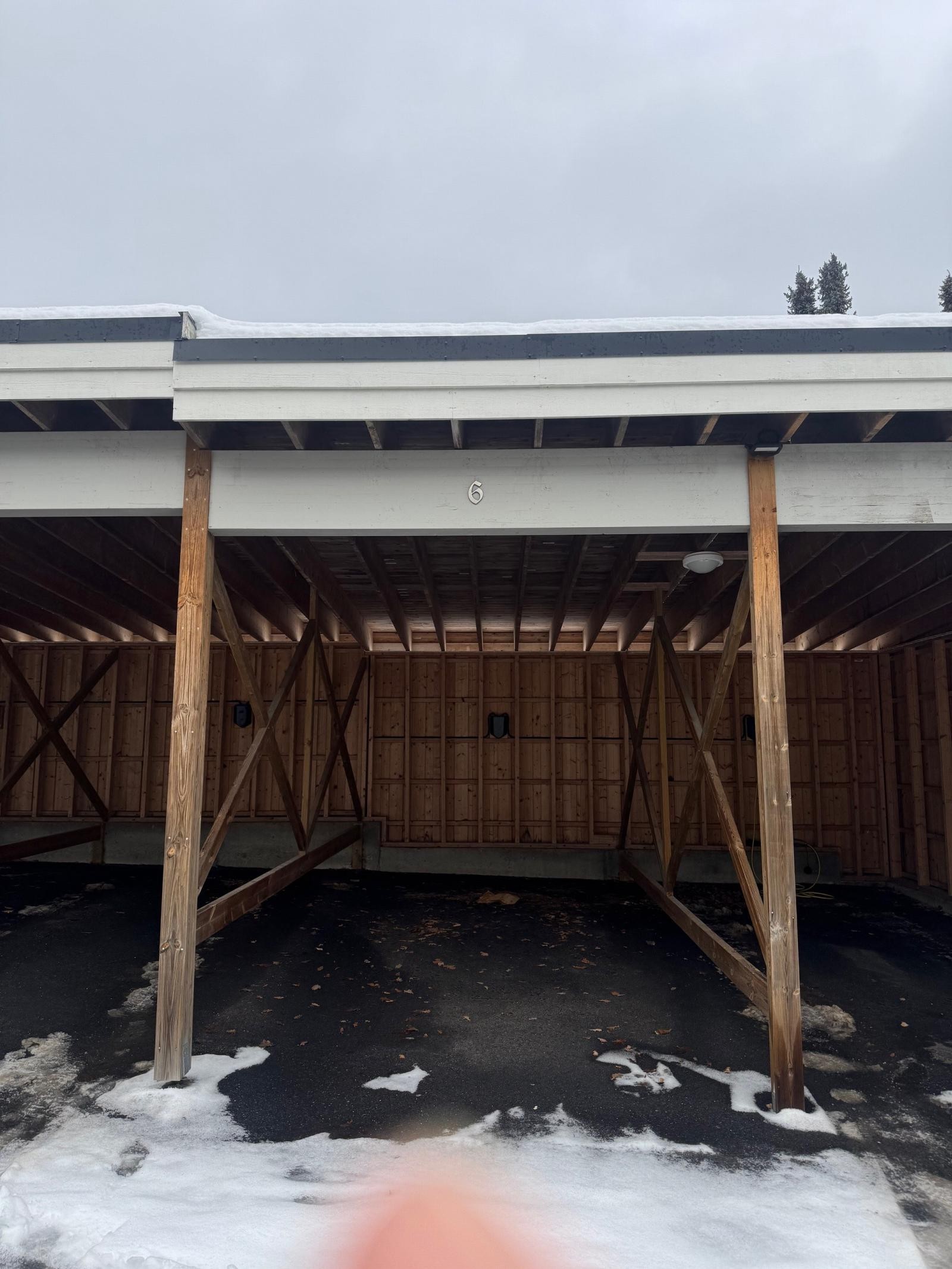Carport med lader privat bilde Galleribilde