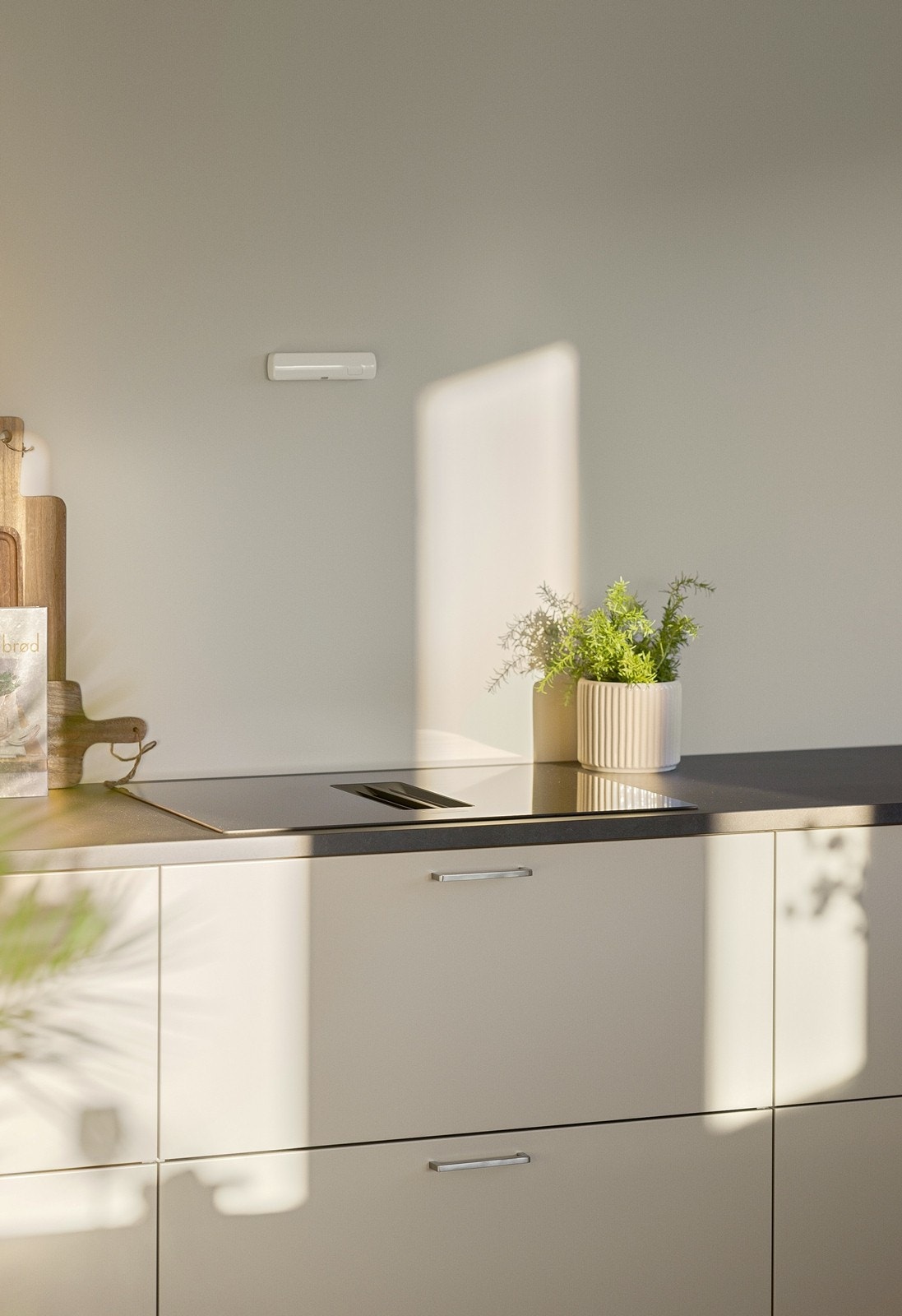 Kjøkkenet er utstyrt med integrerte hvitevarer, inkludert induksjonstopp med integrert ventilator Galleribilde