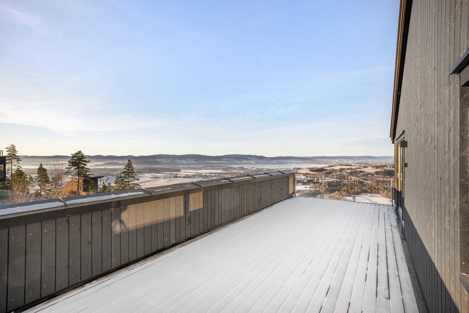 Takterrassen på ca. 40 m² byr på en enestående utsikt over nærområdet. Galleribilde