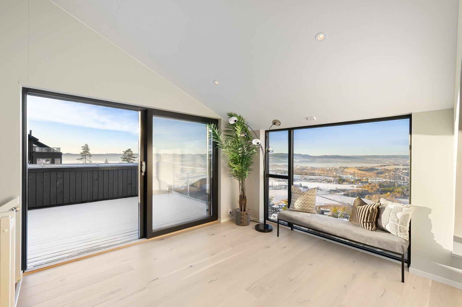 Skyvedøren fra stuen åpner opp til den romslige takterrassen. Galleribilde