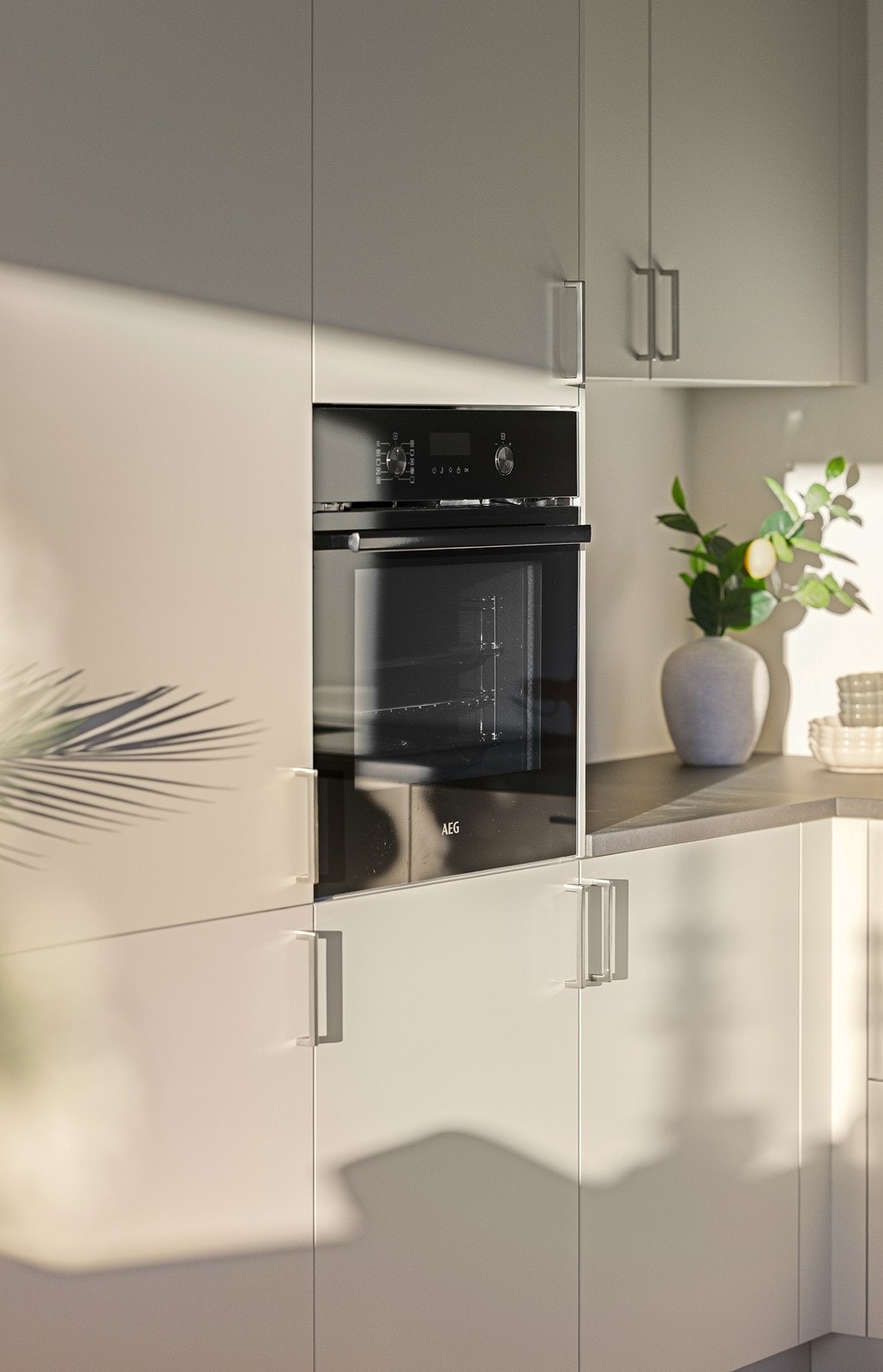 Integrert stekeovn fra AEG i praktisk arbeidshøyde. Galleribilde