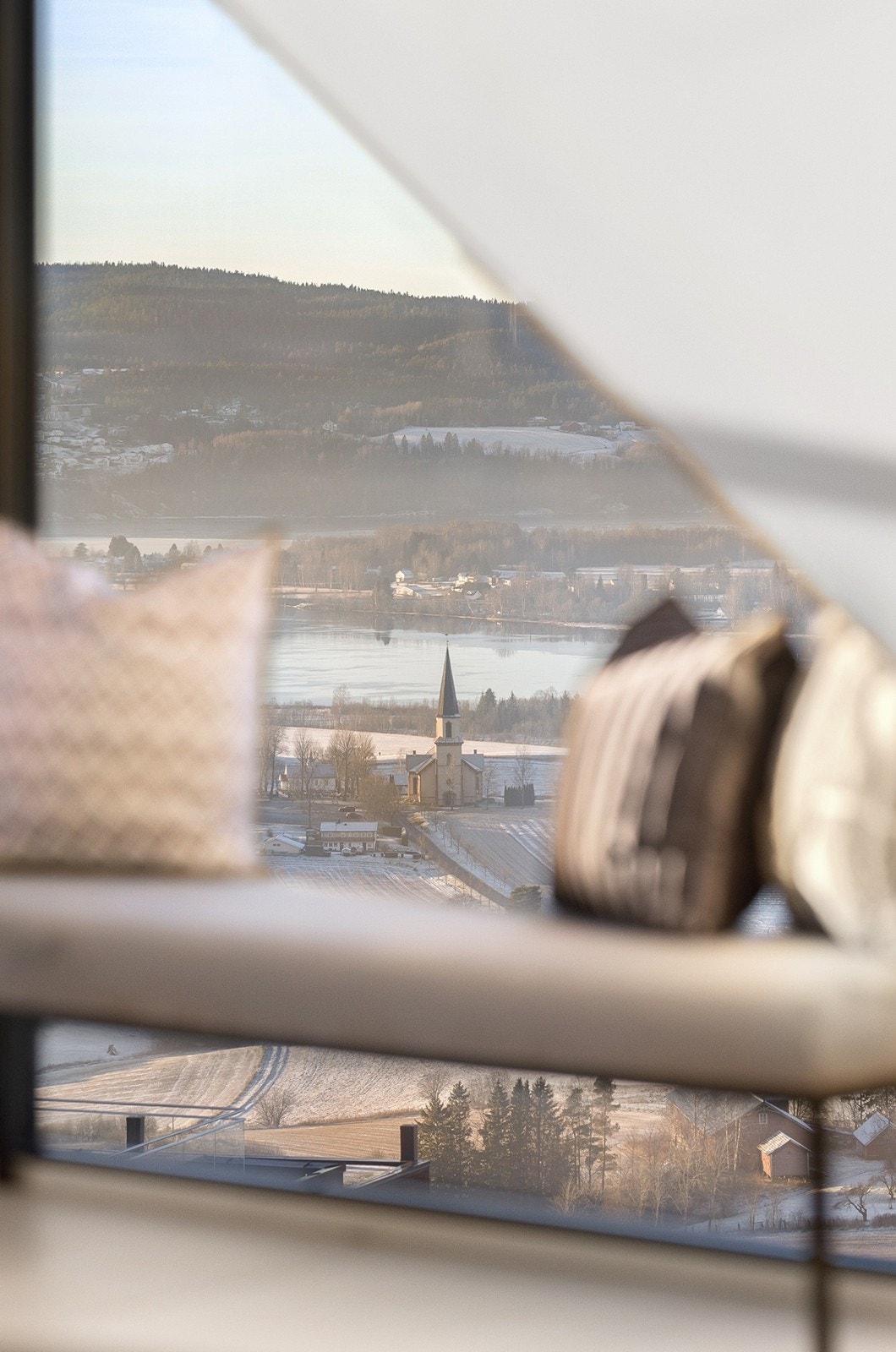 Utsikten kan nytes fra flere soner i det åpne oppholdsrommet. Galleribilde