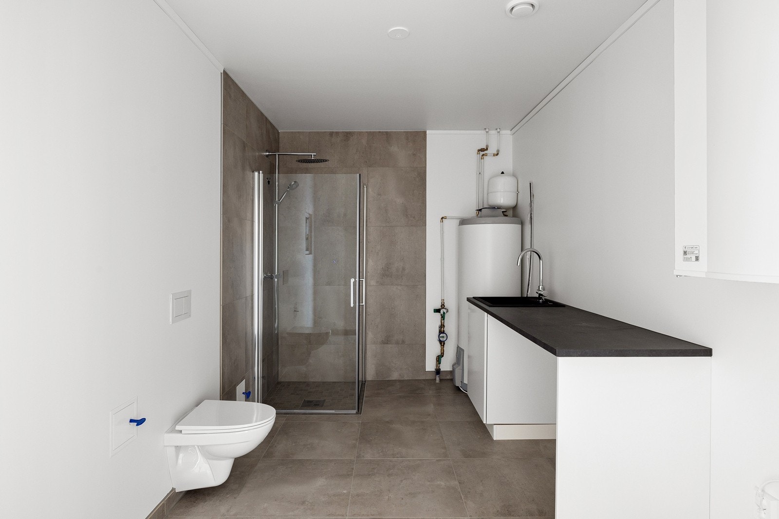 Stort, praktisk vaskerom Galleribilde