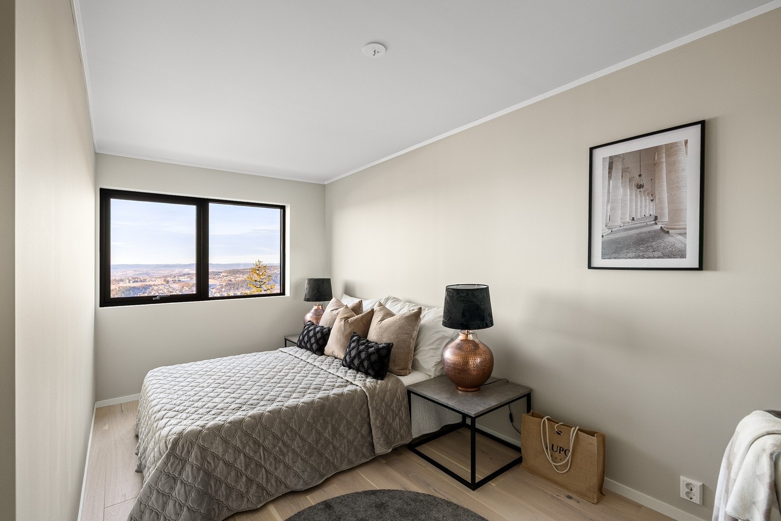 Boligen rommer totalt fem soverom, som gir fleksibilitet for en stor familie. Galleribilde