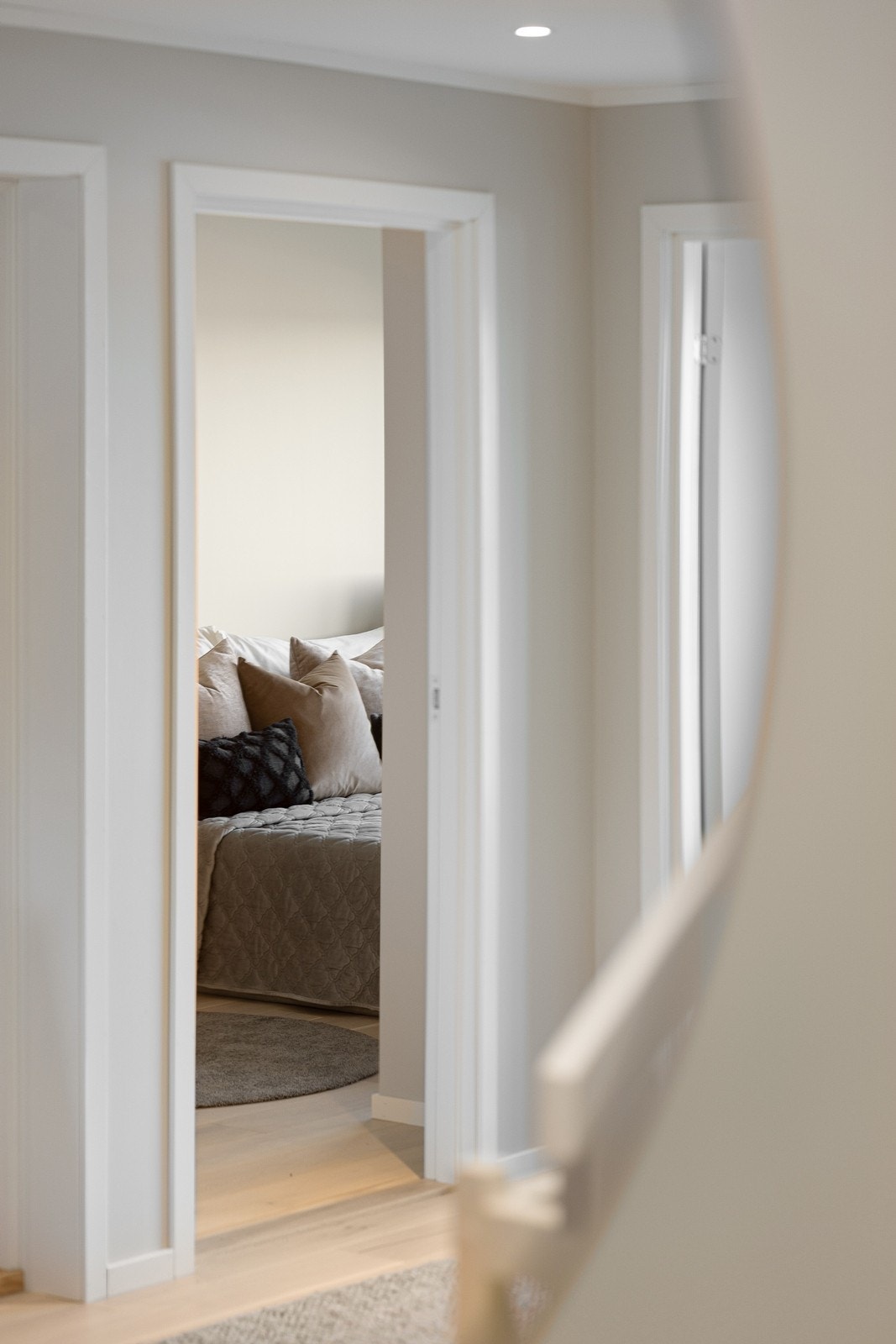 Detaljene er gjennomførte, med slette overflater og en nøytral fargepalett. Galleribilde