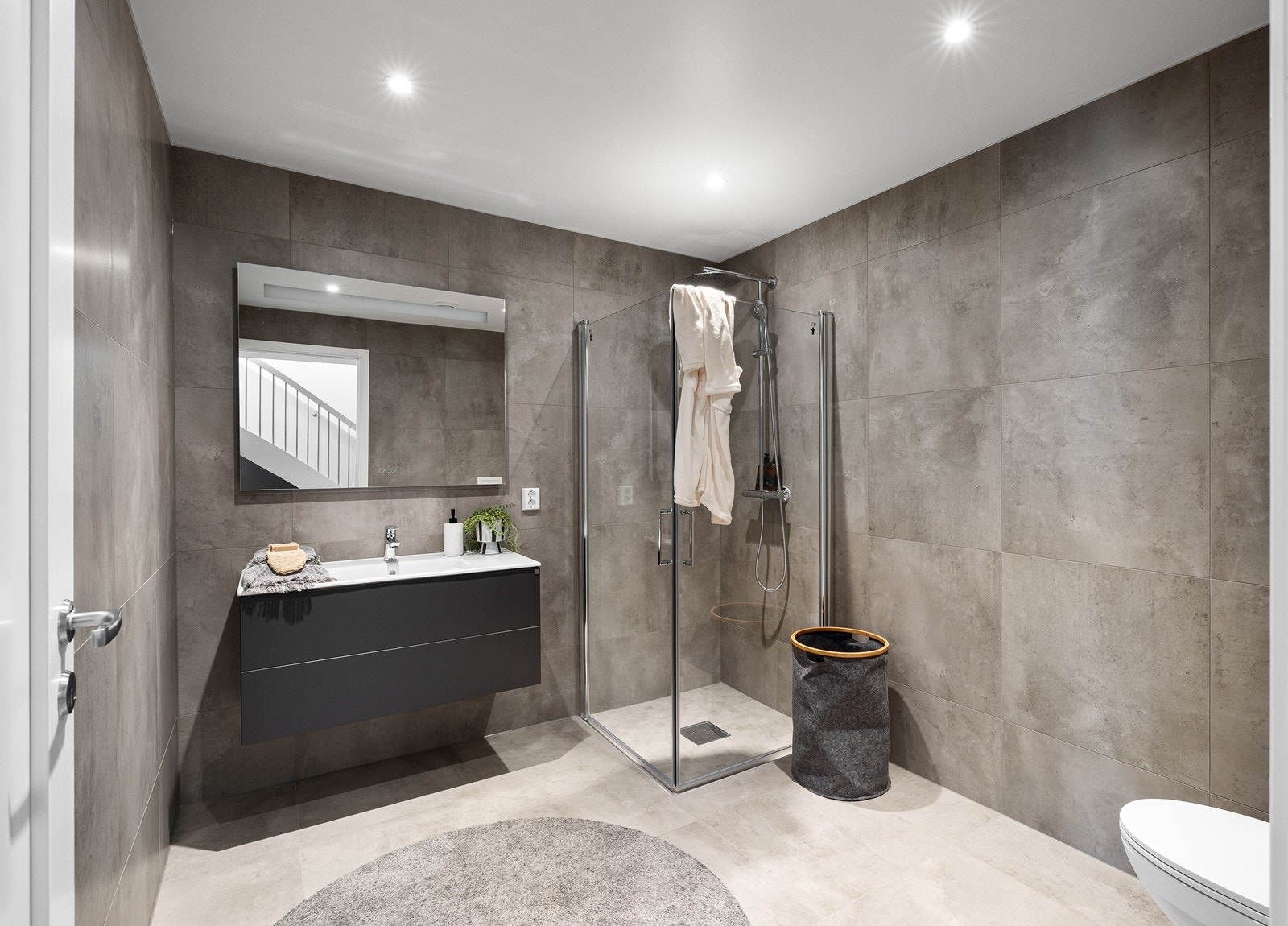 Ett av boligens to delikate bad, plassert i hovedetasjen. Galleribilde