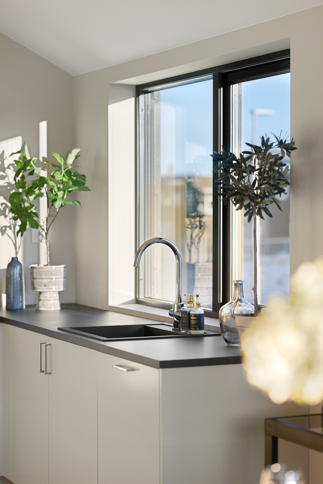 Vinduet over kjøkkenbenken gir godt arbeidslys og utsyn. Galleribilde
