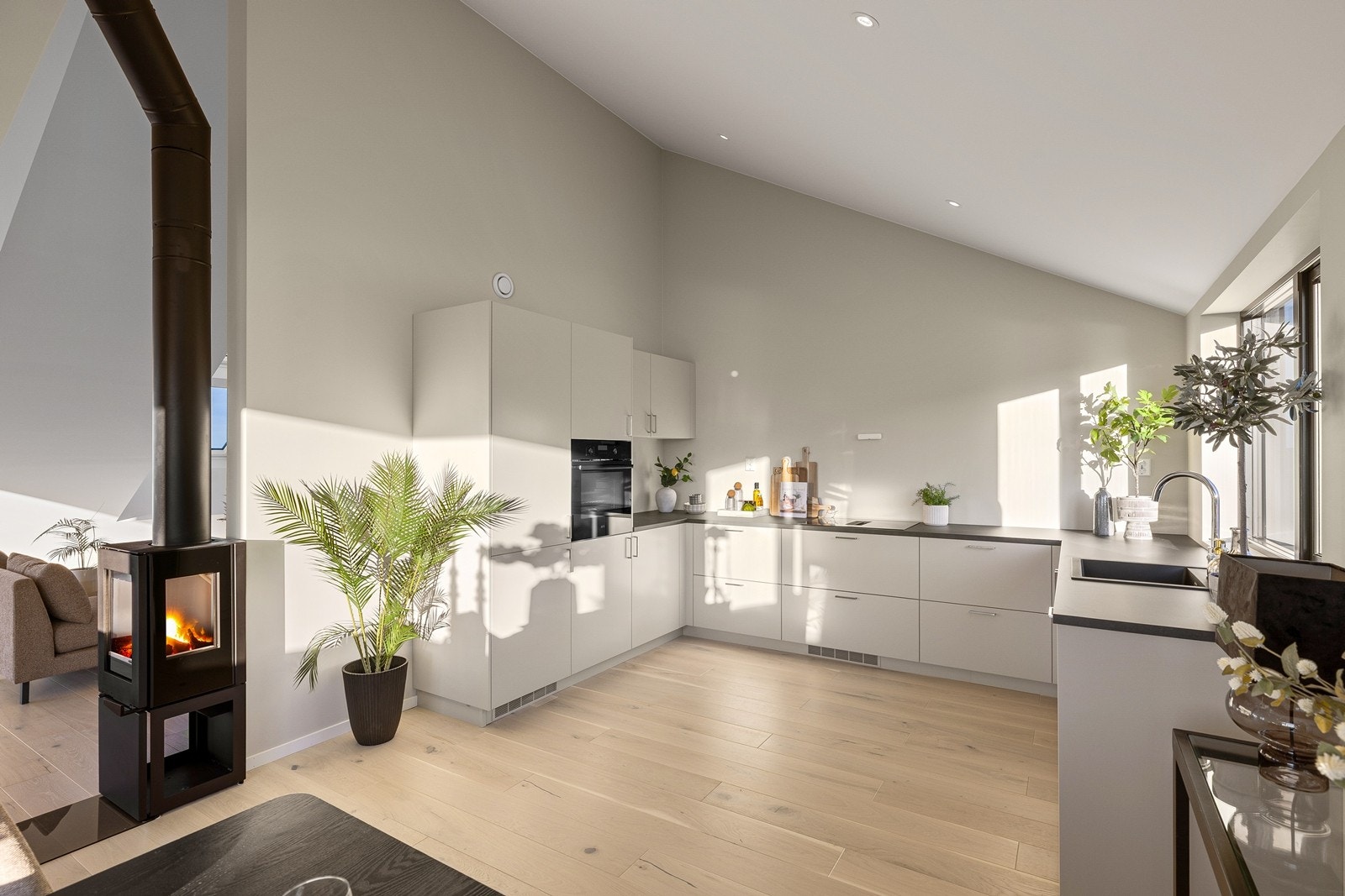 I åpen løsning med stuen ligger et lekkert kjøkken. Galleribilde