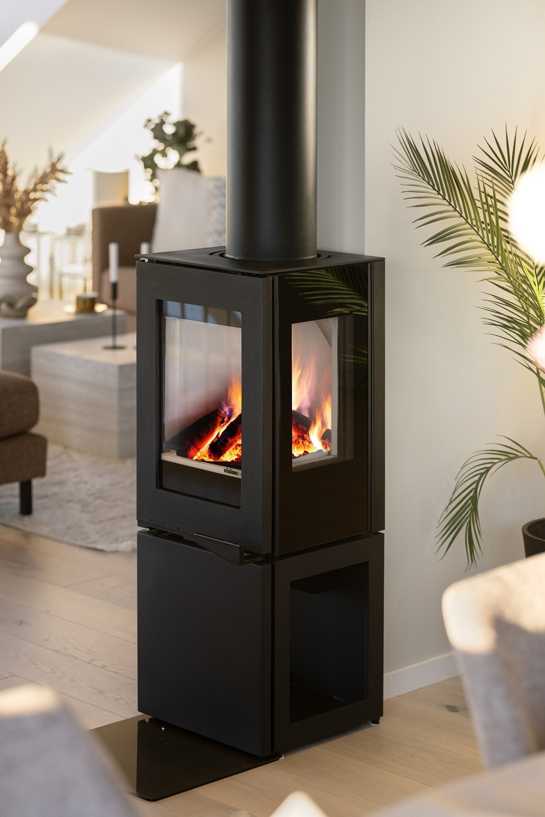 En moderne peisovn gir både varme og en hyggelig atmosfære i stuen. Galleribilde