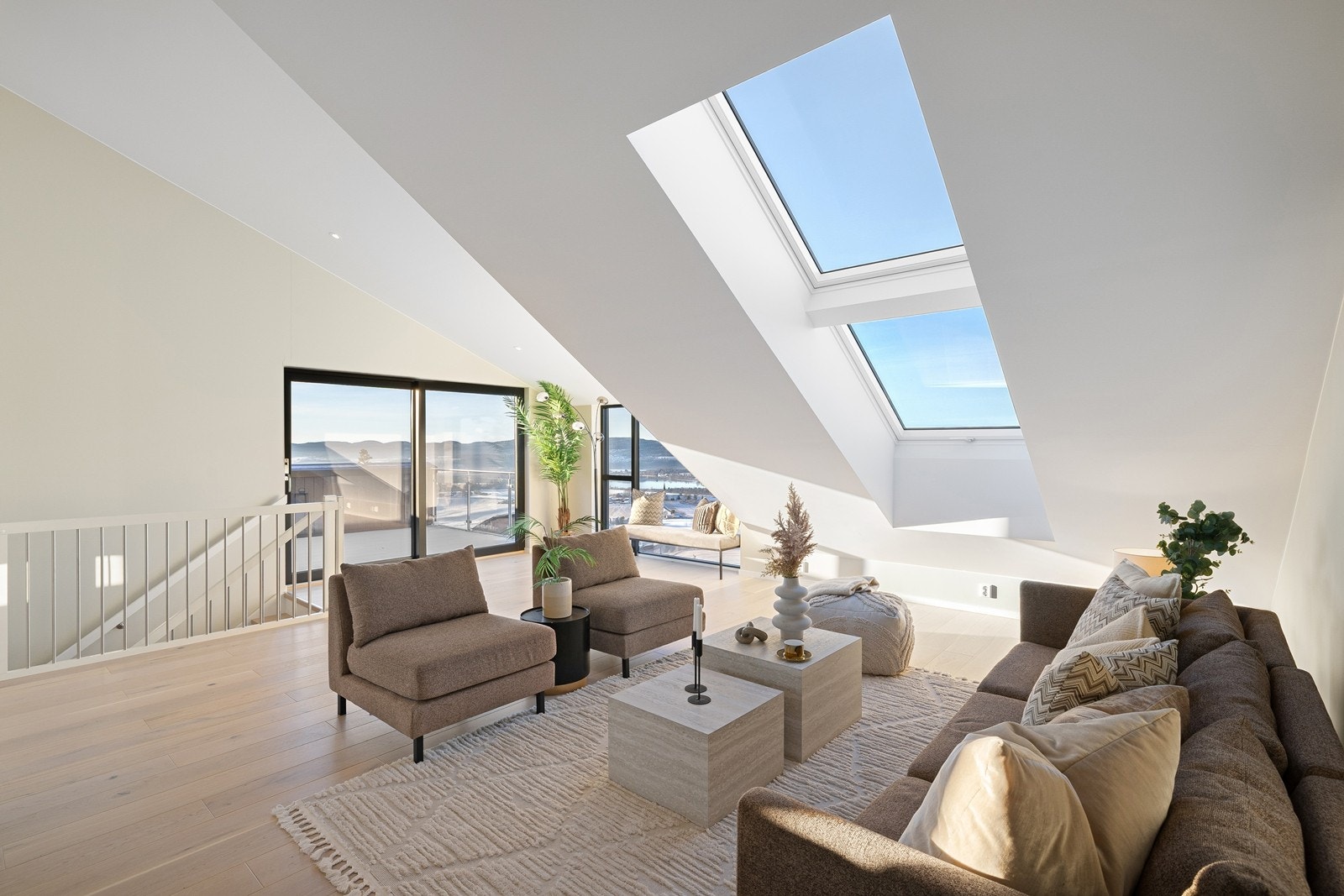 Fra stuen er det direkte utgang til en stor takterrasse via skyvedør. Galleribilde