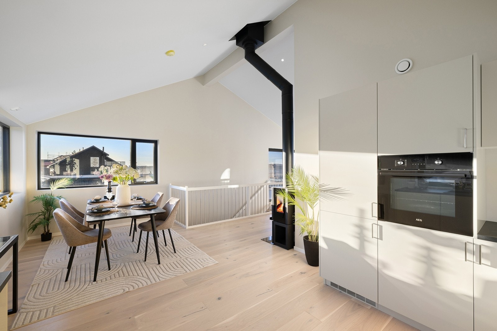 En sosial og åpen planløsning som binder sammen kjøkken, spisestue og stue. Galleribilde