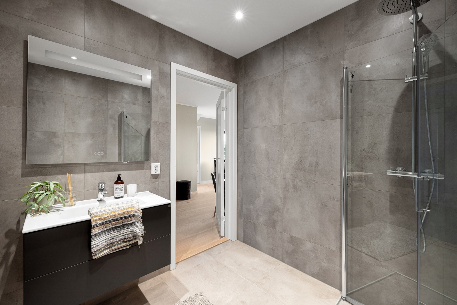 Det andre badet er plassert i underetasjen Galleribilde