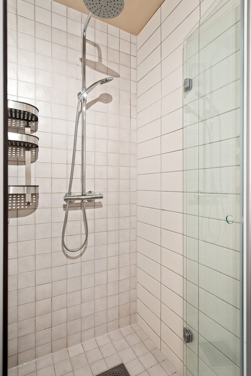 Regndusj og handdusj Galleribilde