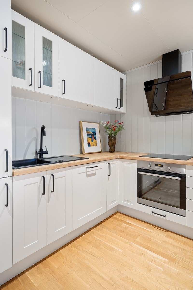 Masse skapplass med kjøkkeninventar Galleribilde