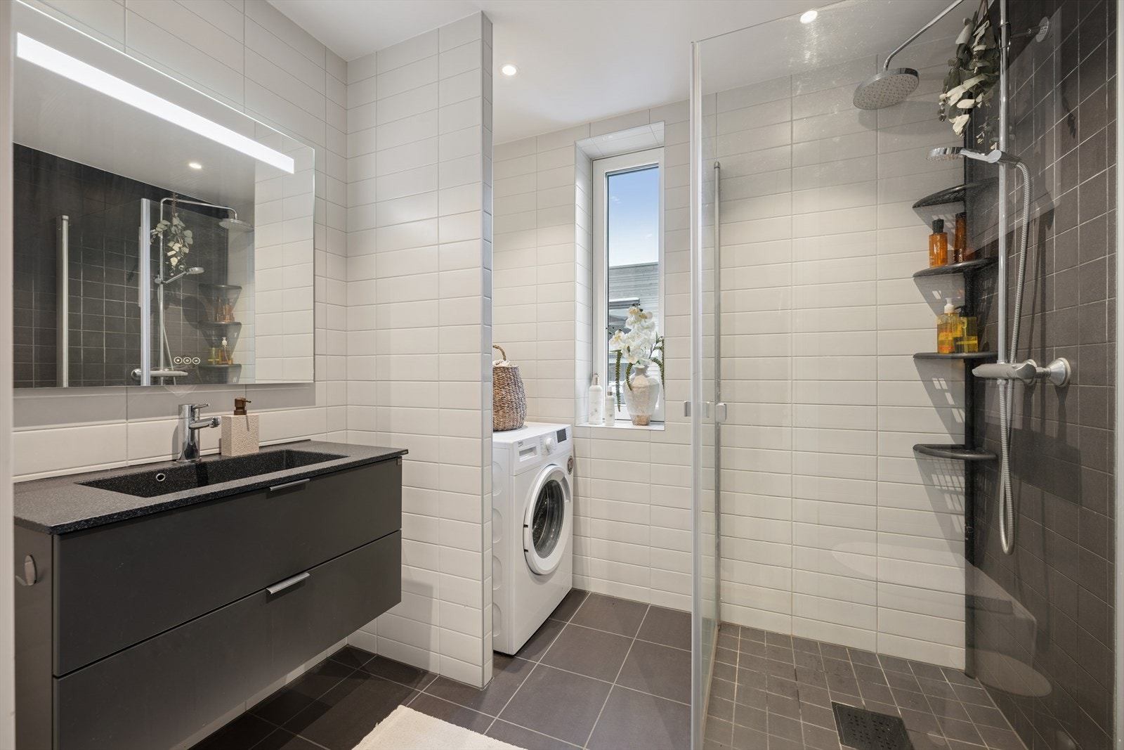 Badet består av fliselagt vegger og fliselagt gulv med elektriske varmekabler. Galleribilde