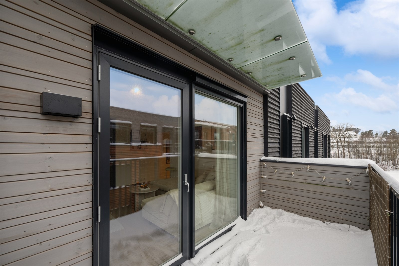 Fra stuen er det dør ut til leilighetens balkong. Galleribilde