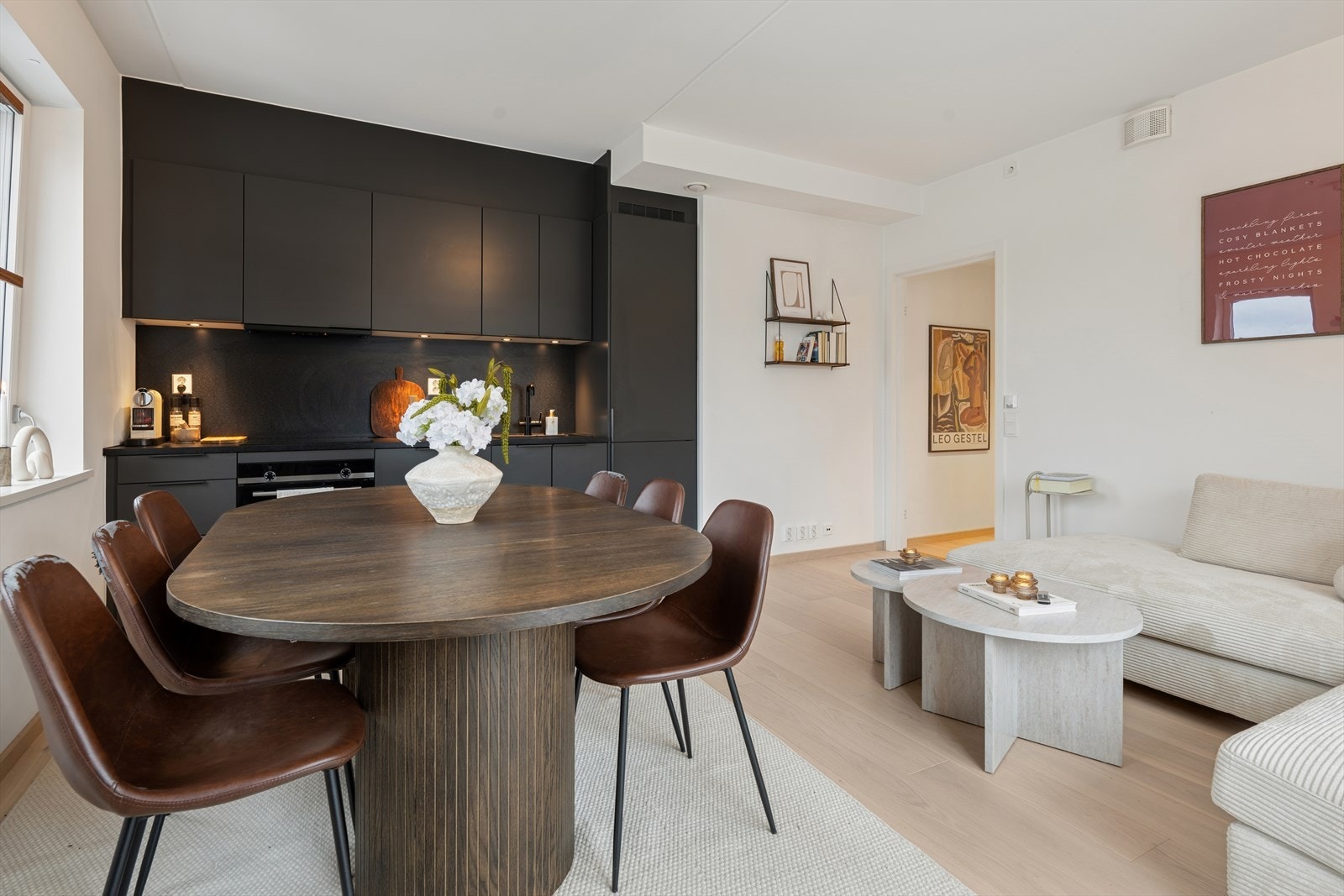 Leiligheten har en lekker utførelse med åpen stue- og kjøkkenløsning. Galleribilde