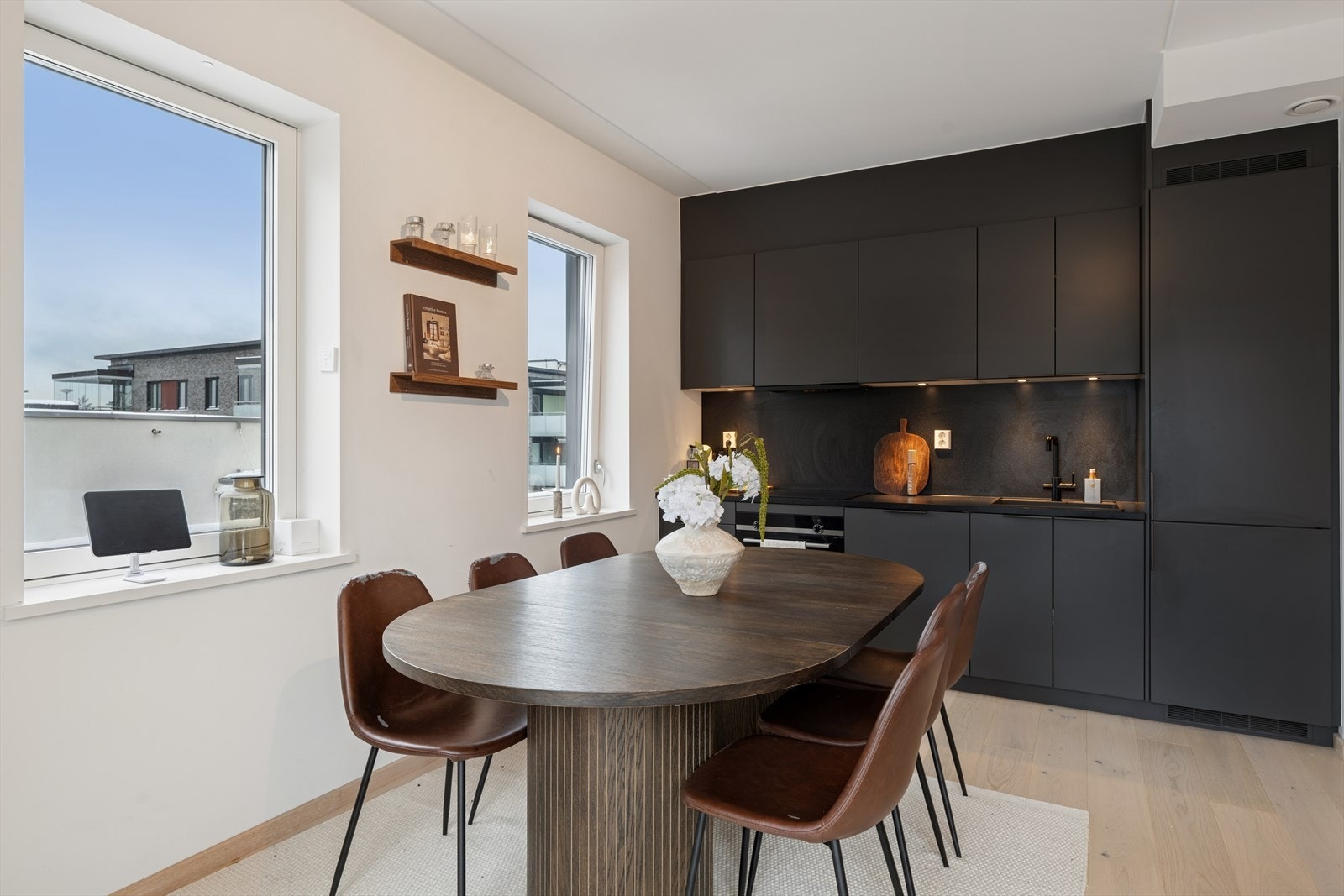 Kjøkkeninnredningen består av mørke, glatte fronter og laminat benkeplate. Galleribilde