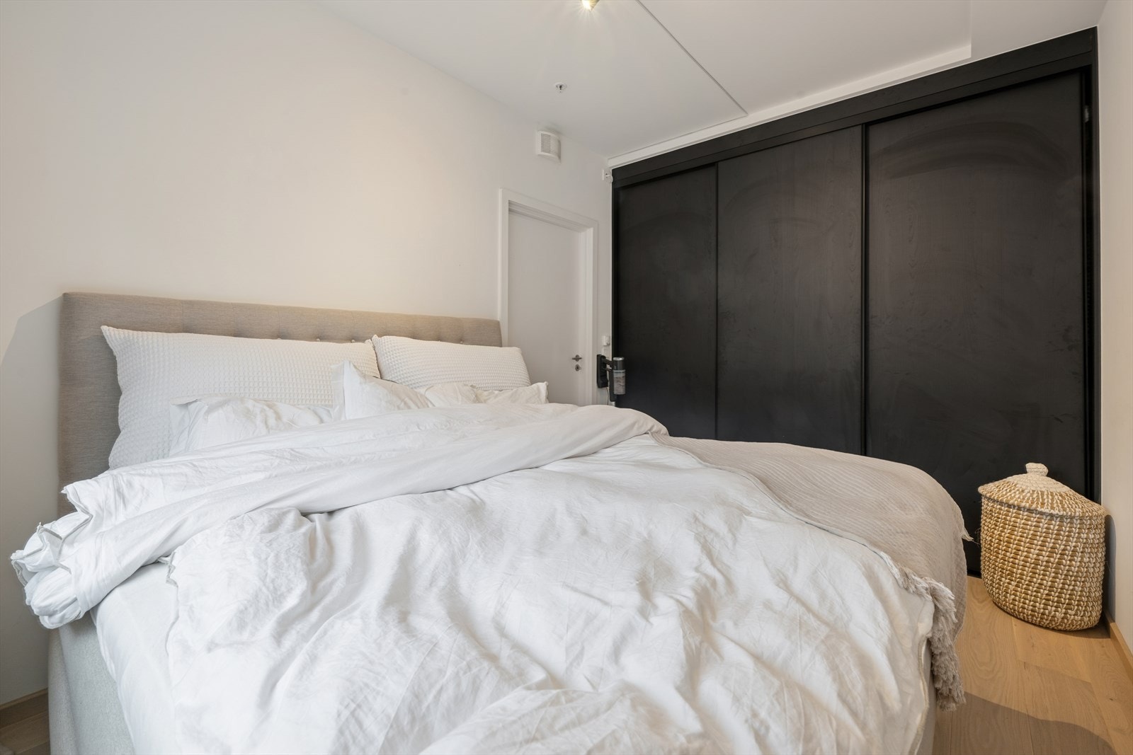 Det er etablert en praktisk skyvedørsgarderobe på soverommet. Galleribilde