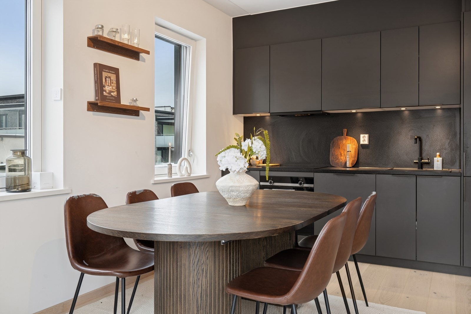 Innredningen består av både over- og underskap med belysning under overskapene. Galleribilde