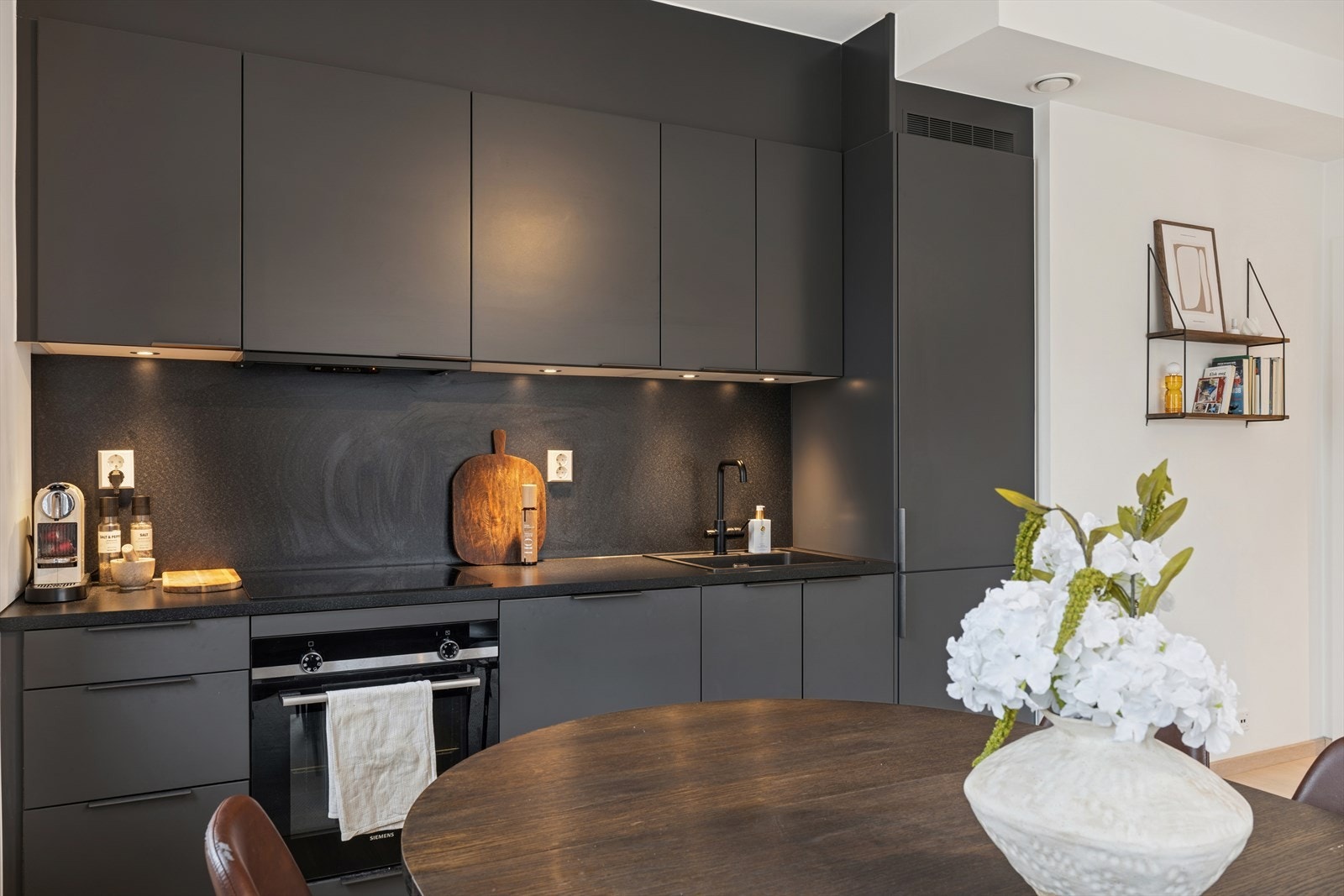 Kjøkkenet består av integrerte hvitevarer som kjøl/fryseskap, oppvaskmaskin, platetopp og stekeovn. Galleribilde