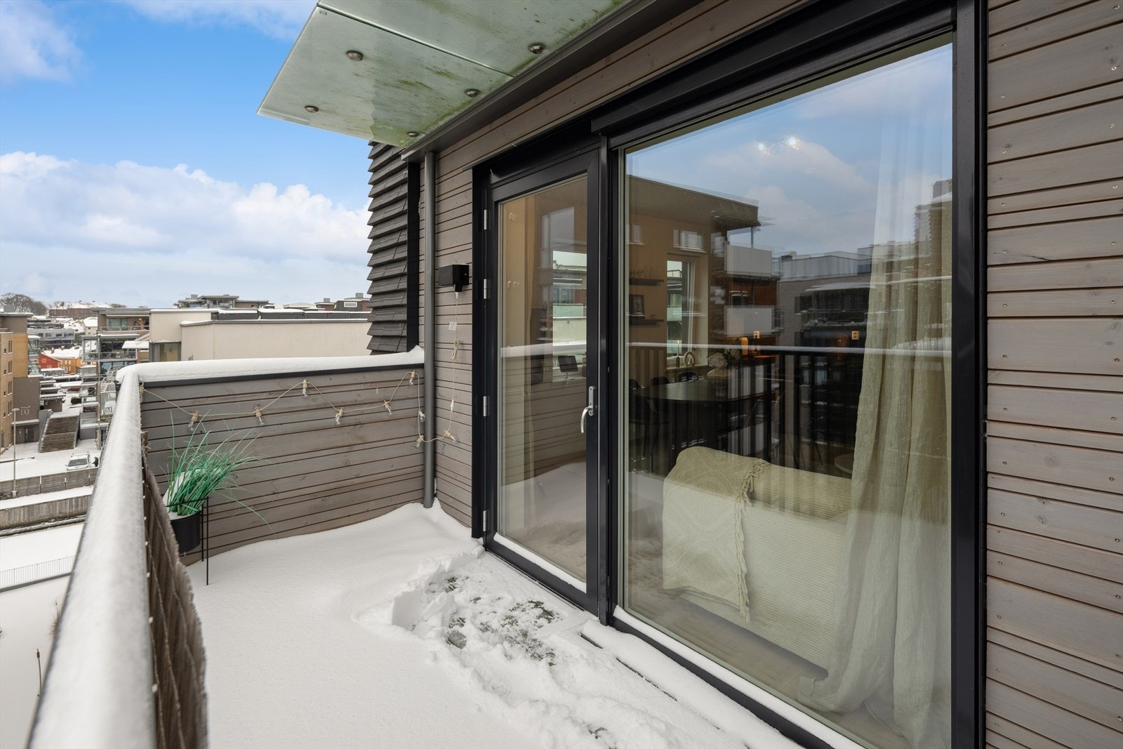 Balkongen gir plass til et hyggelig caféssett. Galleribilde