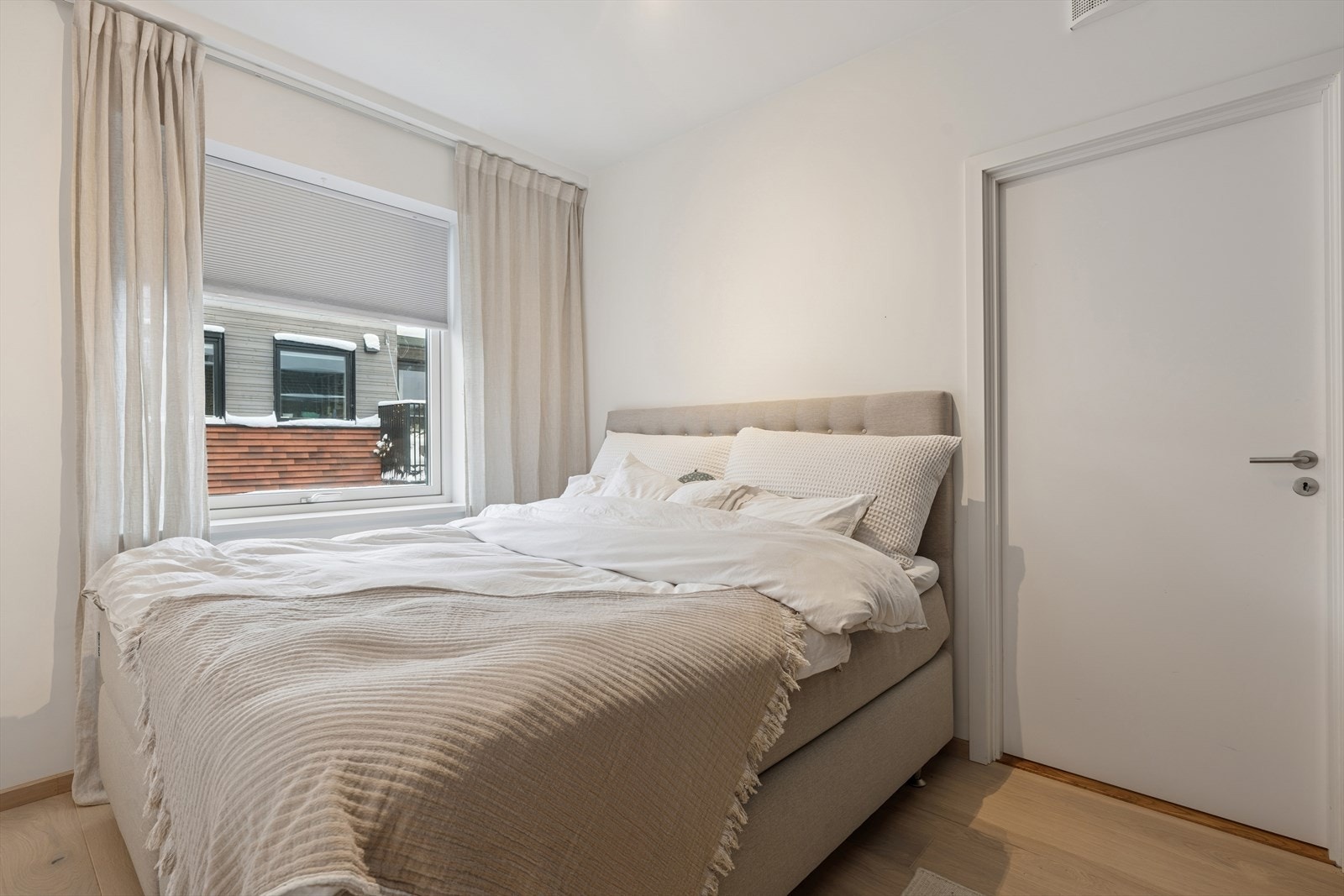 Leiligheten har ett romslig soverom med samme stilrene utførelse som øvrige rom. Galleribilde