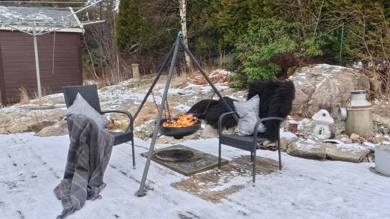Eiendommen har flotte uteareal som man vil ha glede av året rundt. Galleribilde
