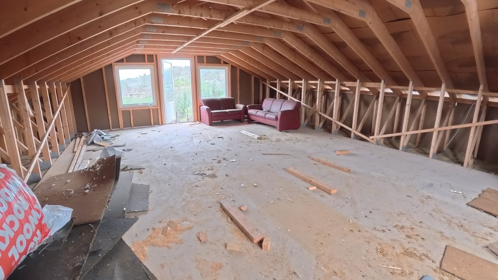 Stor hems i garasjen. Galleribilde