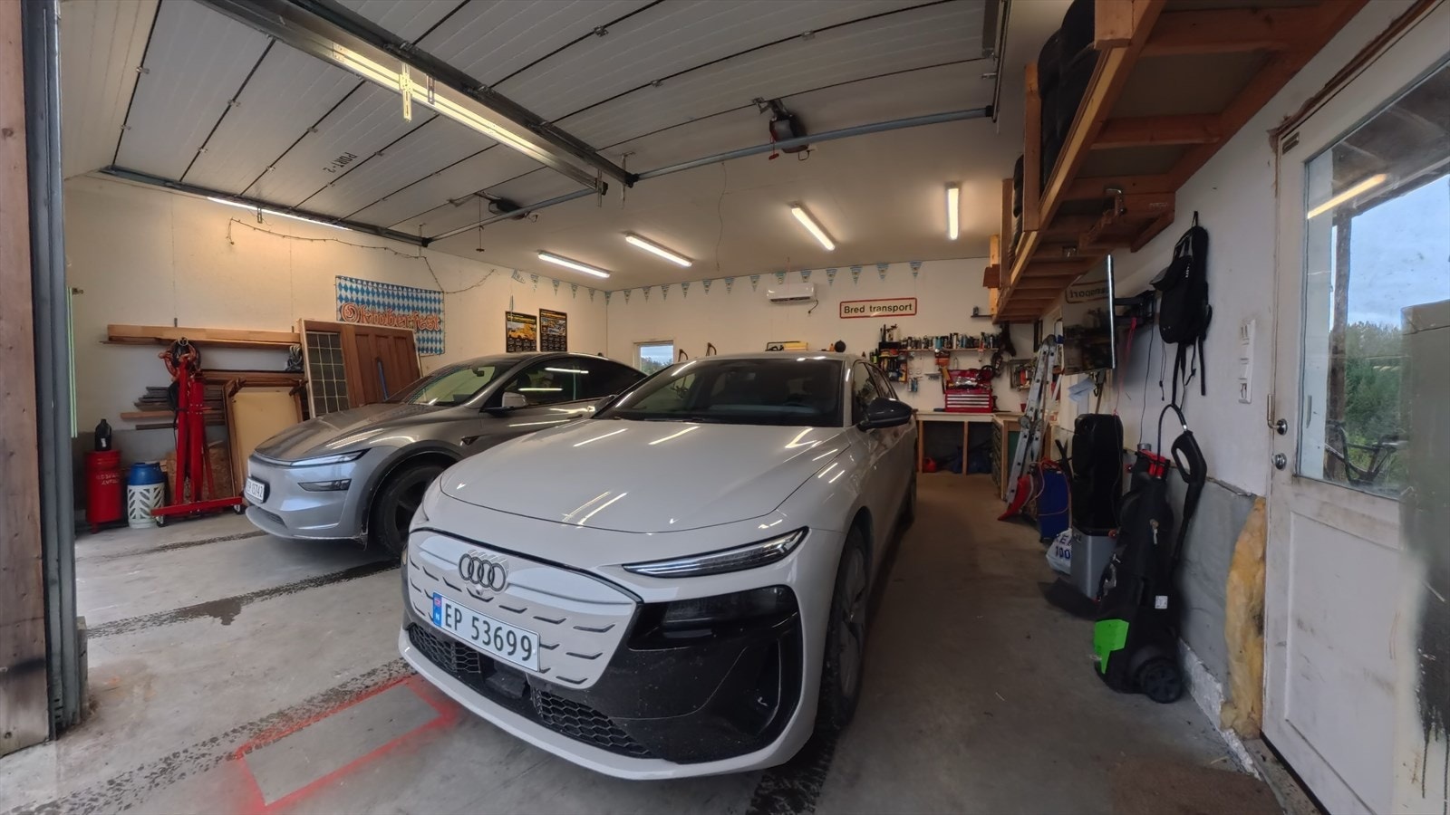 Her har man god plass til både biler og verksted. Galleribilde