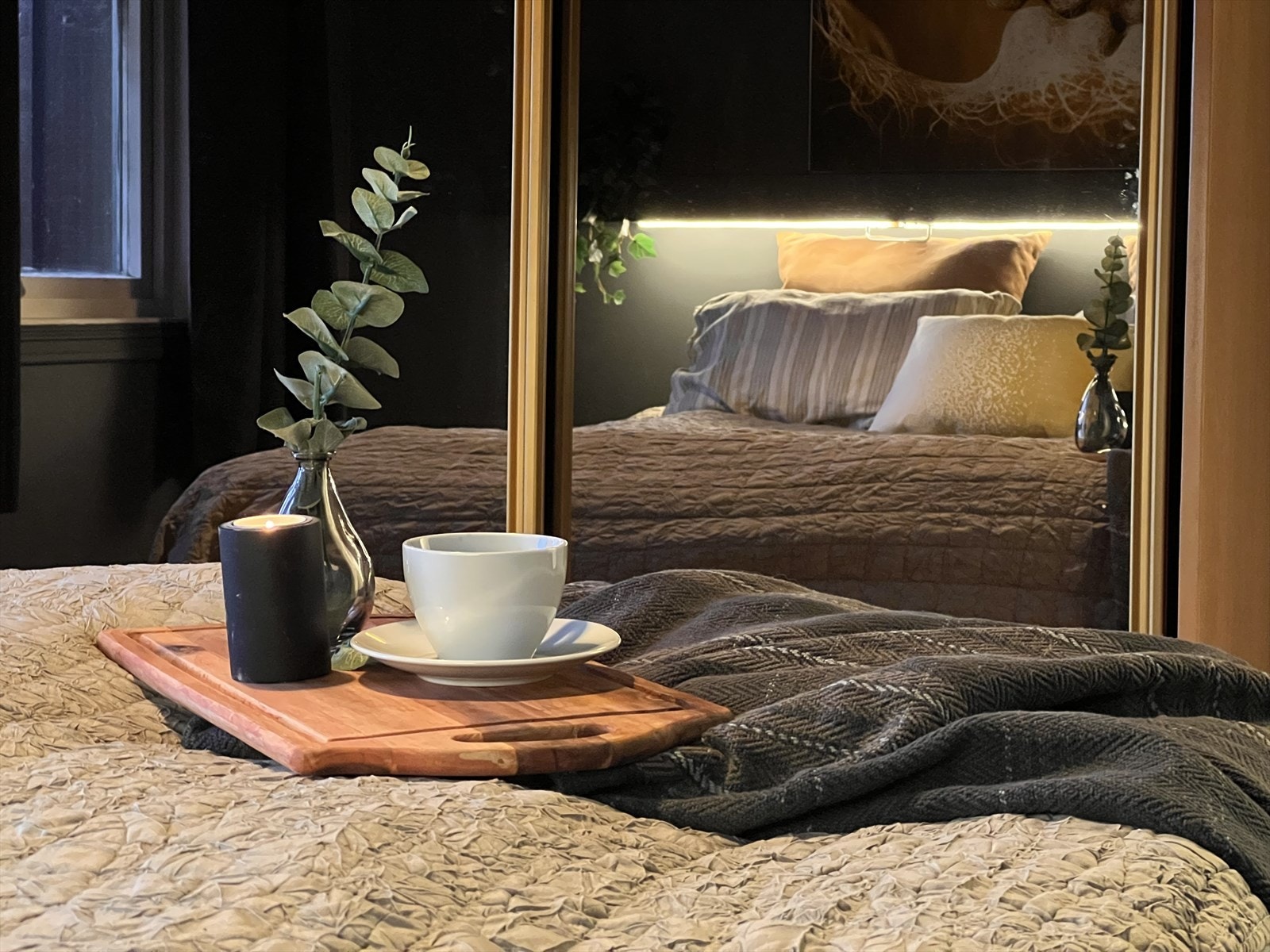 Soverommet er innredet med garderobeskap og har rikelig med plass til dobbeltseng. Galleribilde