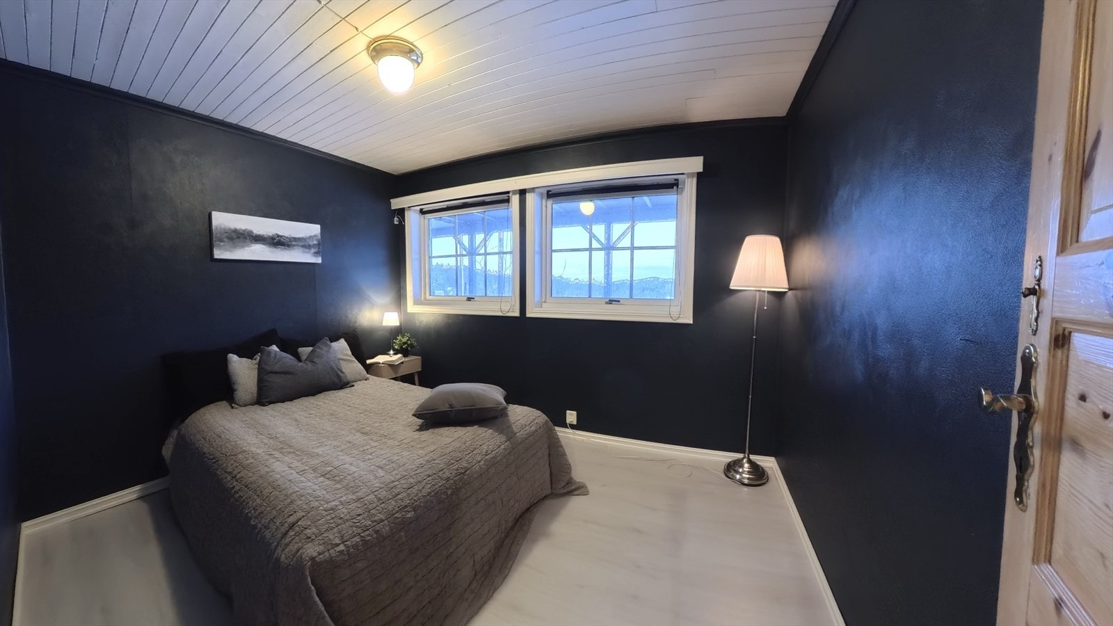 I underetasjen er det innredet med tre soverom - Det gjøres oppmerksom på at soverommene ikke er godkjent (se pkt. ferdigattest/brukstillatelse i salgsoppgaven). Galleribilde