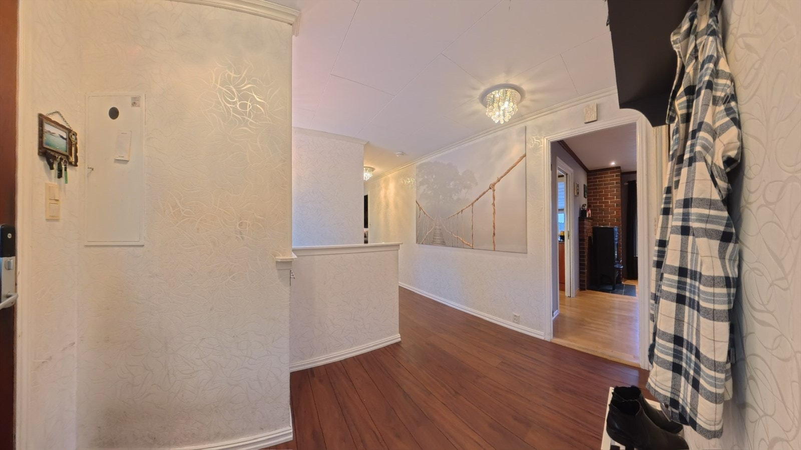 Velkommen inn - Lys og romslig entré med god plass til oppheng av yttertøy. Galleribilde