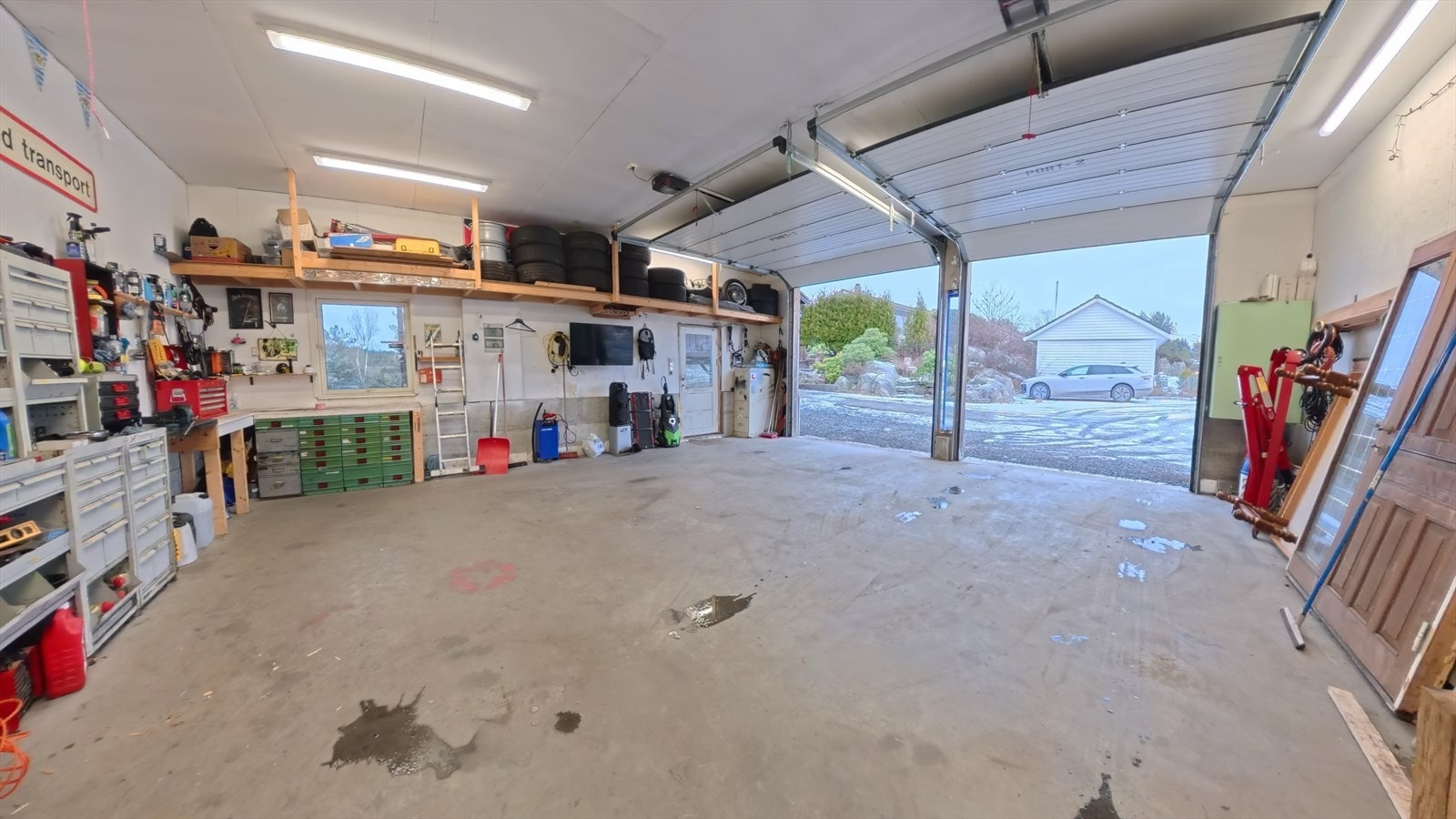 Garasjen er på hele 64 m². Galleribilde