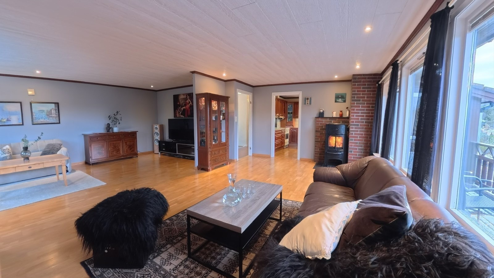 De store vindusflatene sørger for rikelig med naturlig lysinnslipp. Galleribilde