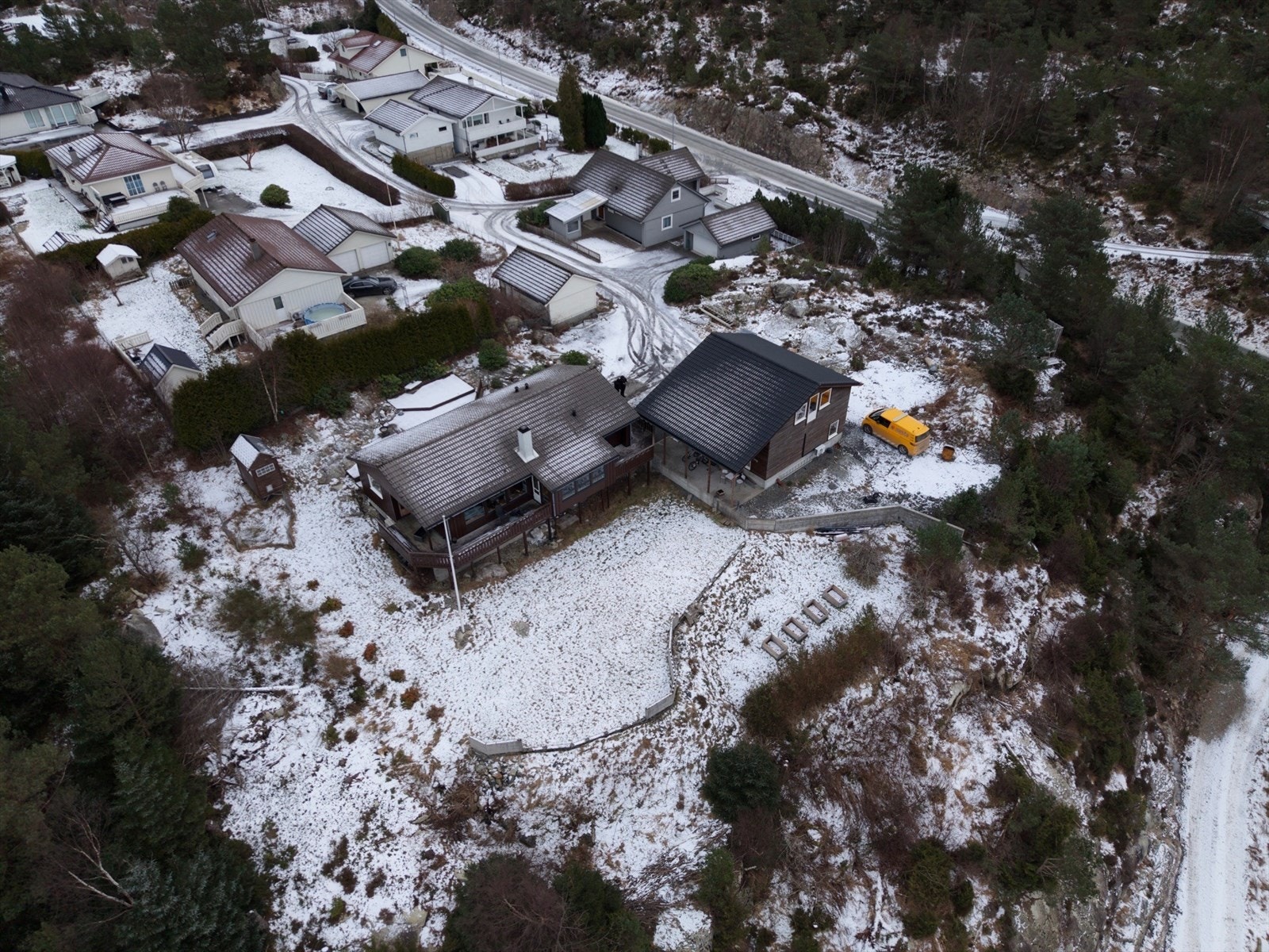Dette er en attraktiv beliggenhet for deg som ønsker å kombinere landlig ro med enkel tilgang til skole, servicetilbud, kollektivtransport og et rikt tilbud av tur- og fritidsmuligheter året rundt. Galleribilde
