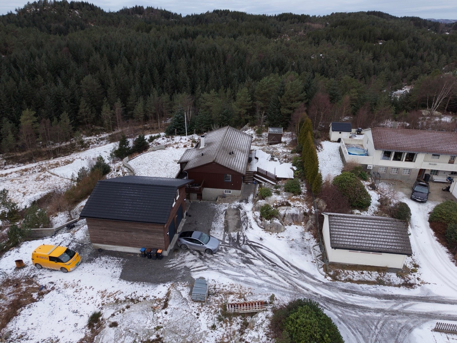 Eiendommen har en flott og landlig beliggenhet i solrike og naturskjønne omgivelser på Fitjar. Galleribilde