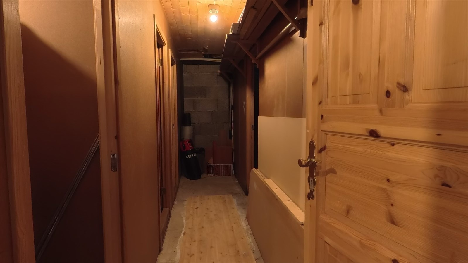 Huset har rikelig med oppbevaringsplass - I underetasjen er det 4 boder. Galleribilde