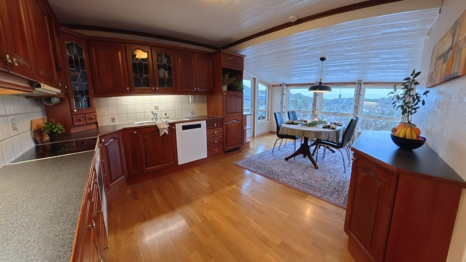 Profilert kjøkkeninnredning med laminat benkeplate - Her er det rikelig med skap- og benkeplass. Galleribilde