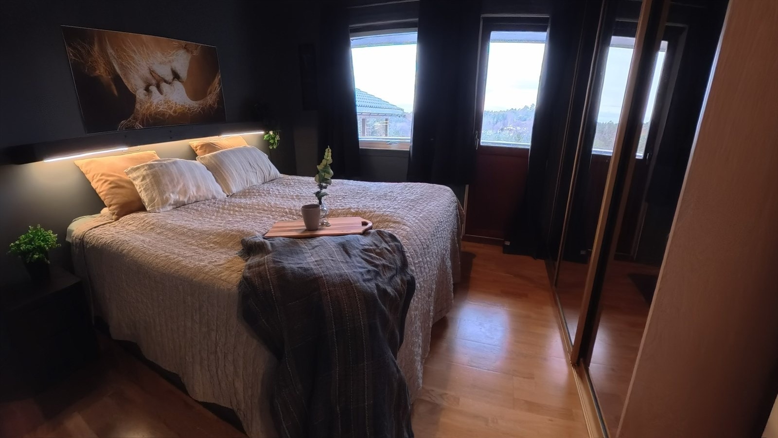 Romslig hovedsoverom med utgang til den flotte terrassen. Galleribilde