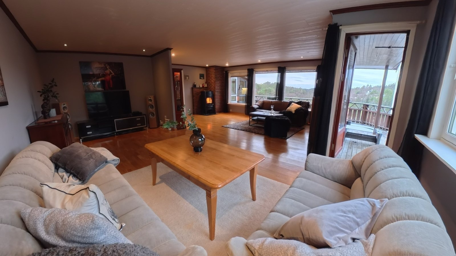 Fra stuen er det utgang til terrassen. Galleribilde