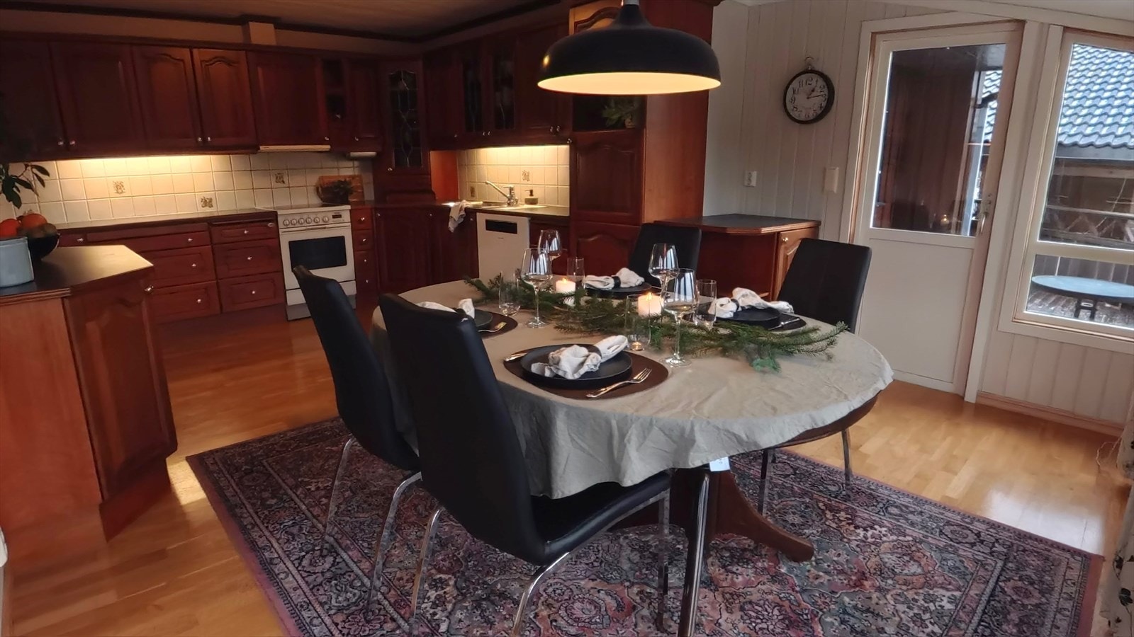 Kjøkkenet er innredet med komfyr, kjøleskap, oppvaskmaskin, ventilator og nedfelt vask i stål. Galleribilde